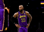 詹姆斯重返赛场，表现优异首场状态出色，西班牙队观众沸腾！赢得满堂喝彩