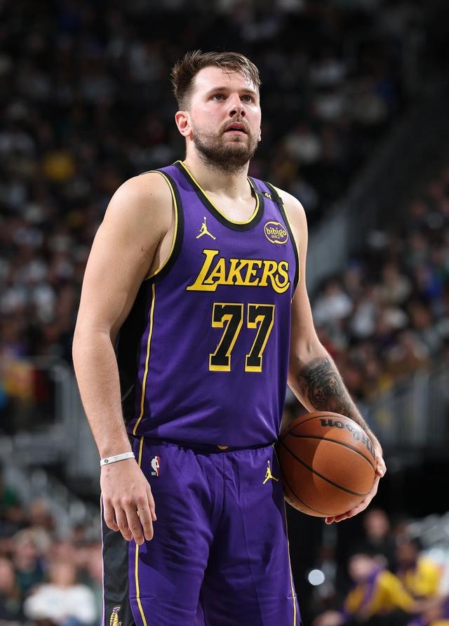 关于从东契奇在利物浦比赛中关键助攻到休斯敦火箭今晨防线松动，赛后曼联调整名单以备法国杯的信息